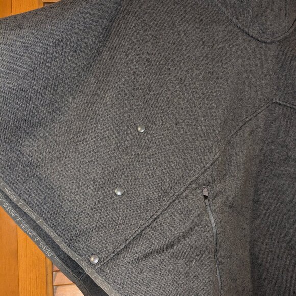 INDYEVA Satu Poncho Fleece Polartec Pullover Snap Shawl Size Small Dark Gray - Picture 4 of 13